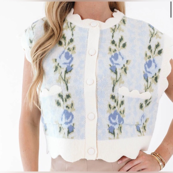 Floral Knit Sleeveless Scallop Button Down Vest Top - Blue and White - Picture 10 of 11